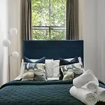 Heavenly Stays, Knightsbridge, Stylish 2-Bd Escape